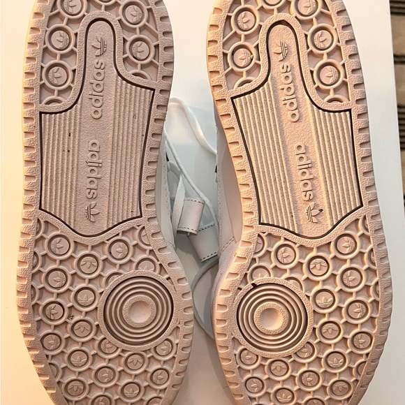 Adidas women’s Forum Low white sneakers - Picture 4 of 4